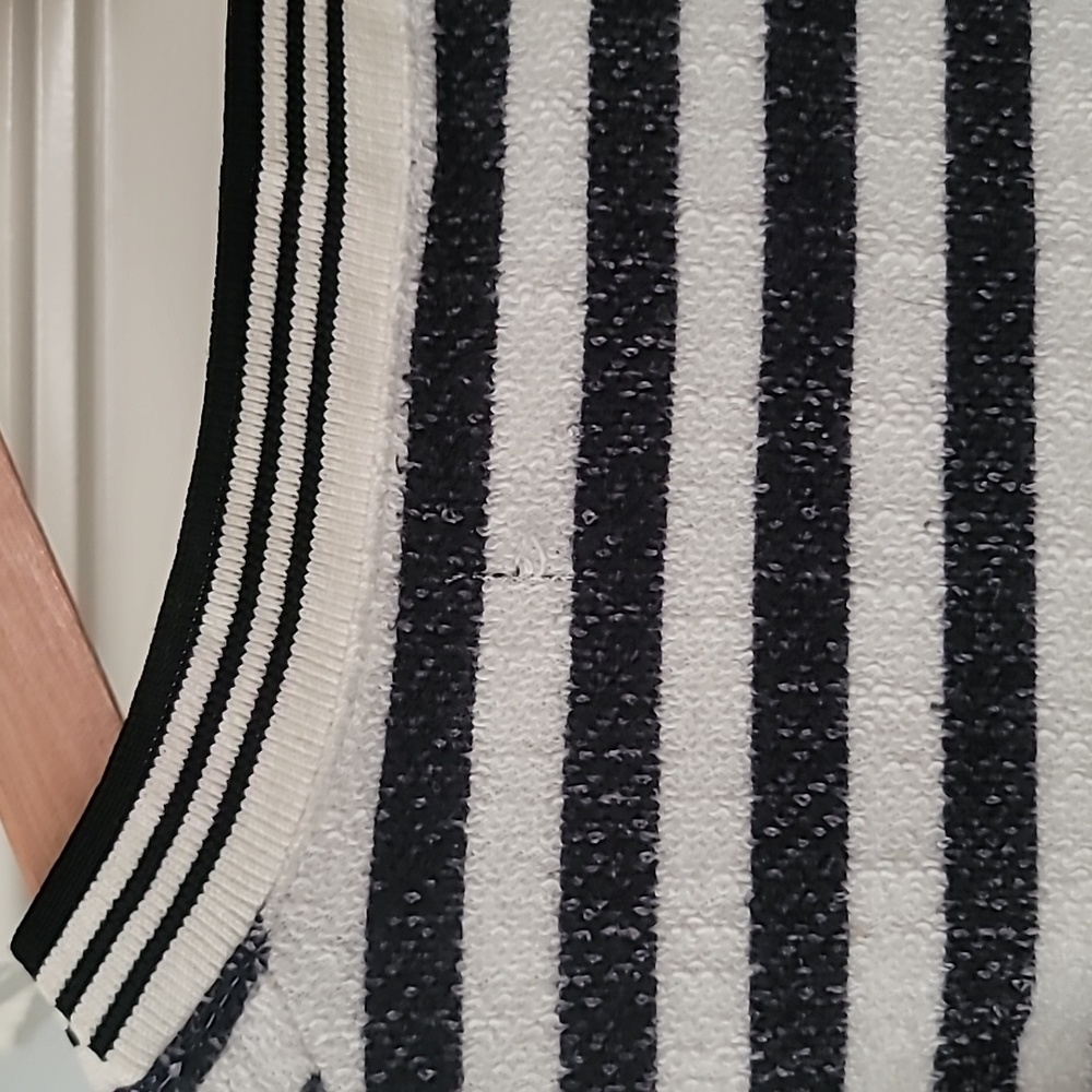 Striped Cropped Long-Sleeve Top - Black & White - Picture 4 of 7